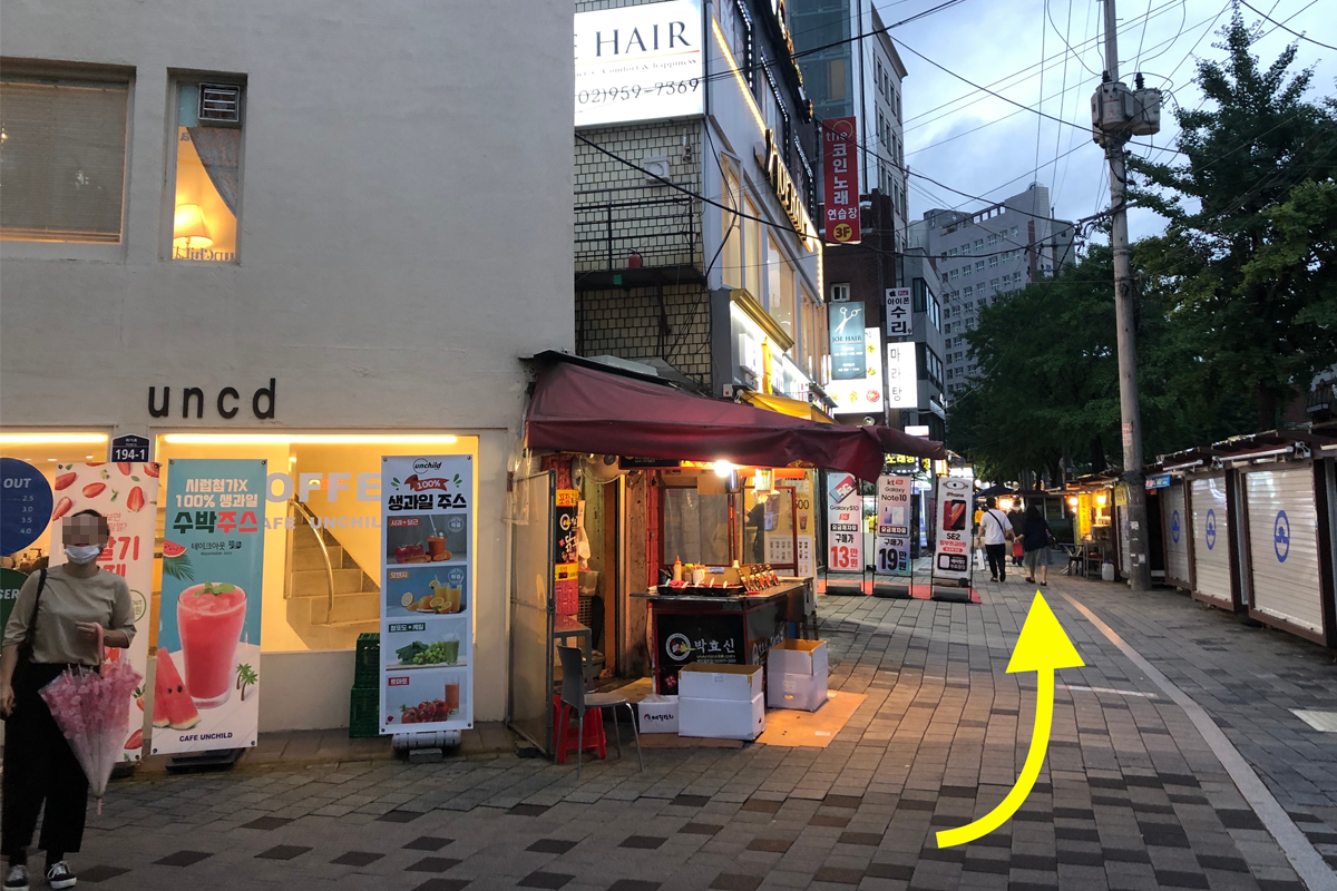 通往MERCY HAIR美容院的街道景色，展示了沿途的商铺环境。