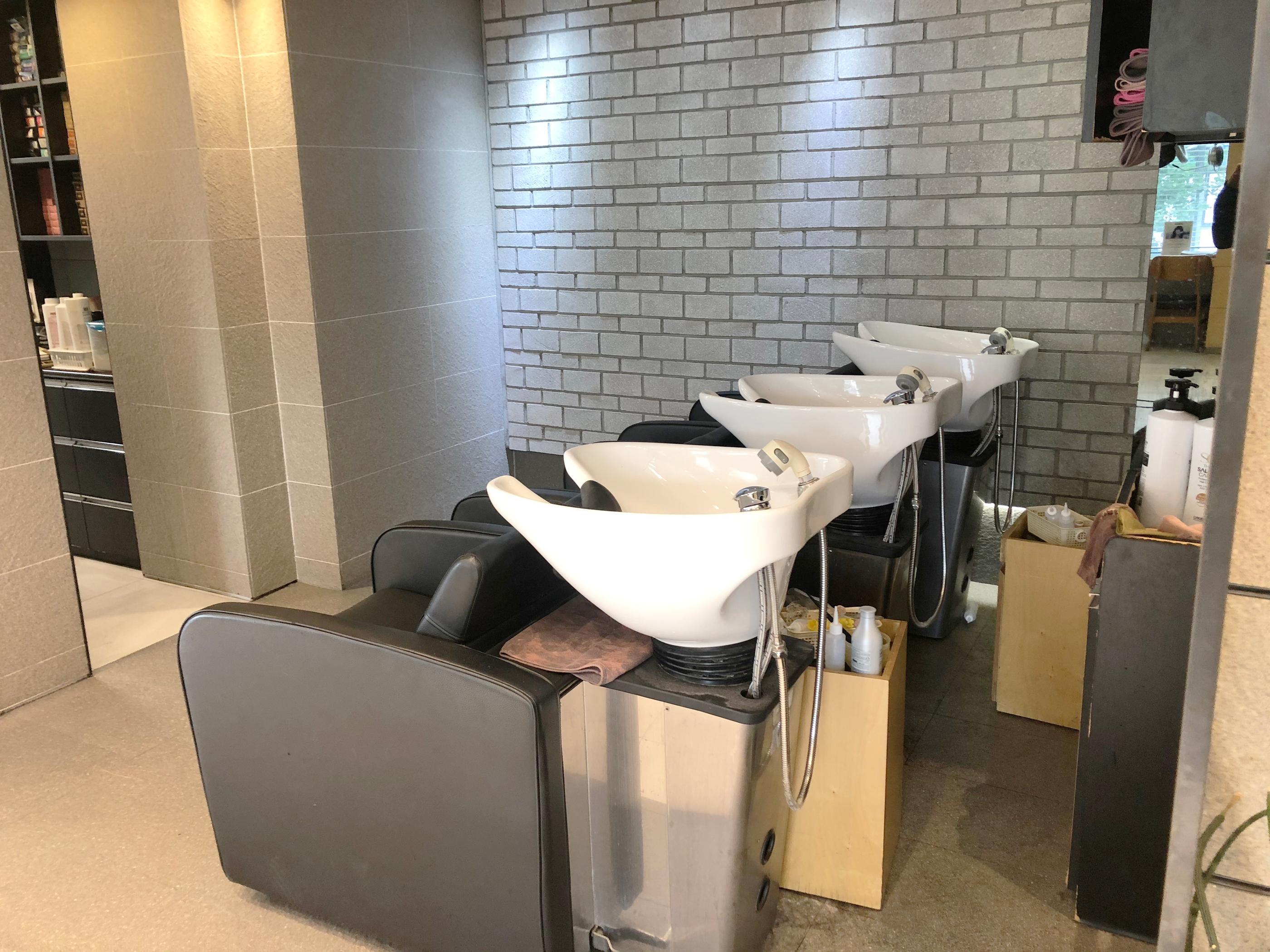 Affordable Hair Salon Frequented By Local Students. Get Your Hair Coloured At Great Prices! hoegi station, kyung hee university, khu, hair salon, korean hairstyles, dongdaemun