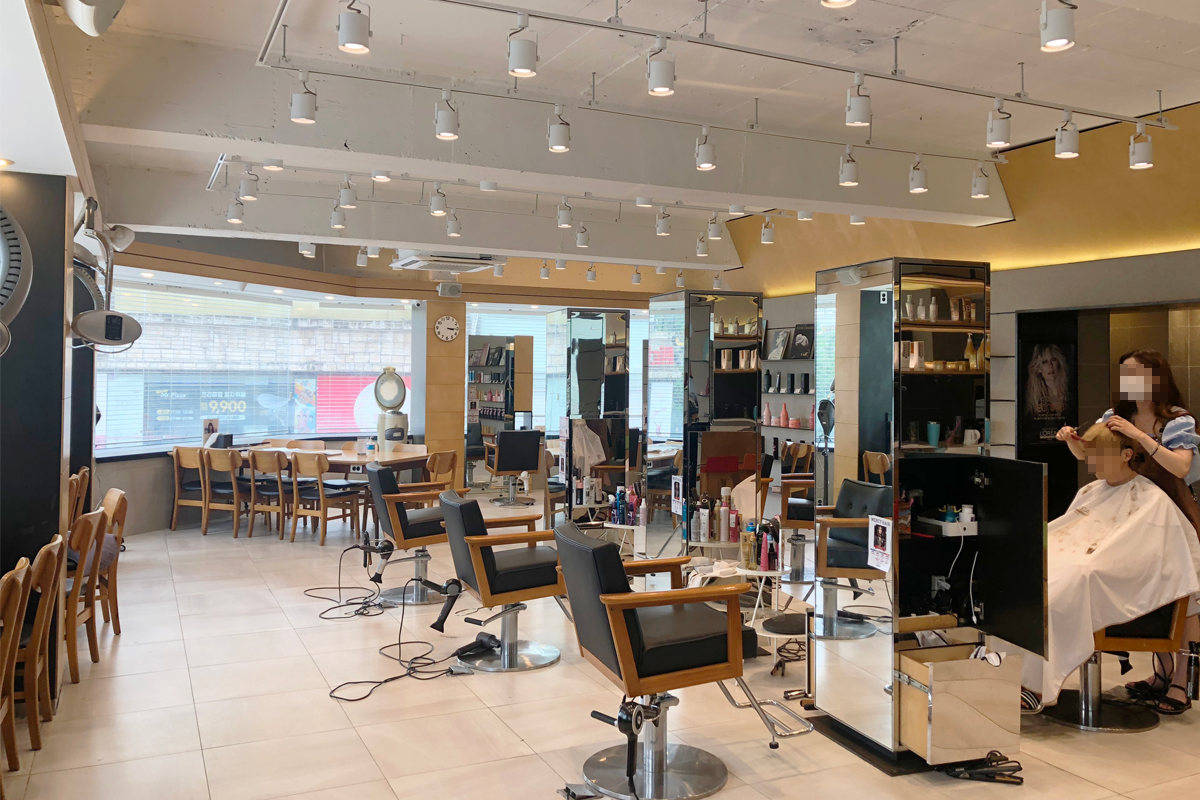 MERCY HAIR美容院室内宽敞明亮的环境，以及正在进行美发的顾客。