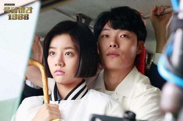 リュ・ジュンヨルとヘリが仲良く手をつないでいるシーン。交際を明確にするコメントで、現在も交際中であることが確認されています。