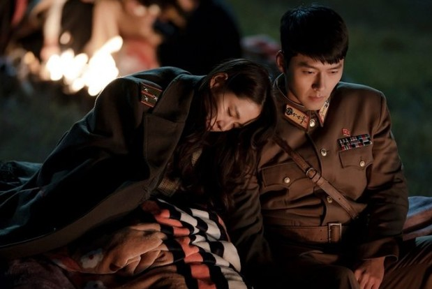 ヒョンビンとソン・イェジンの象徴的なシーンで、韓国ドラマ『愛の不時着』での記憶に残るカップルの一場面。