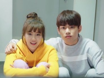 AOAのへジョンと俳優リュ・ウィヒョンのラブラブな姿で、2019年末に別れることが報道される前の写真。