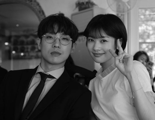 俳優イ・ジュンと女優チョン・ソミンがドラマ『お父さんが変』に出演した後に交際をスタートした当時の写真。