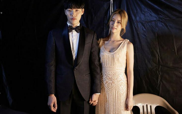 リュ・ジュンヨルとヘリの写真で、交際を公式に認めた後、以前噂されていた破局説を否定するコメントを発表。