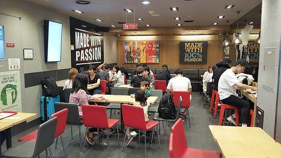 พบผู้ติดเชื้อรายใหม่ที่มีส่วนเกี่ยวข้องกับการแพร่ระบาดรอบล่าสุด เป็นผู้จัดการร้าน Lotteria ร้านฟ้าดฟูดขนาดใหญ่ ขณะนี้ตรวจพบพนักงงานติดเชื้อแล้ว 6 คน