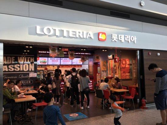 พบผู้ติดเชื้อรายใหม่ที่มีส่วนเกี่ยวข้องกับการแพร่ระบาดรอบล่าสุด เป็นผู้จัดการร้าน Lotteria ร้านฟ้าดฟูดขนาดใหญ่ ขณะนี้ตรวจพบพนักงงานติดเชื้อแล้ว 6 คน