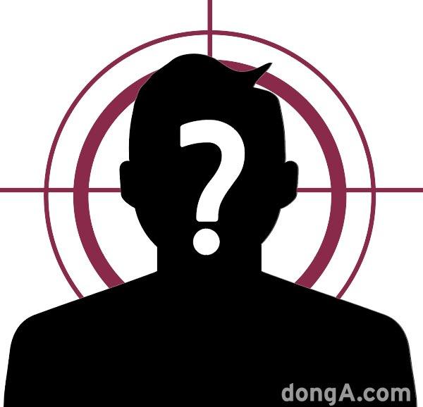 疑惑を抱えるコメディアンのシルエットが描かれた疑問のある人物を表現する画像です。