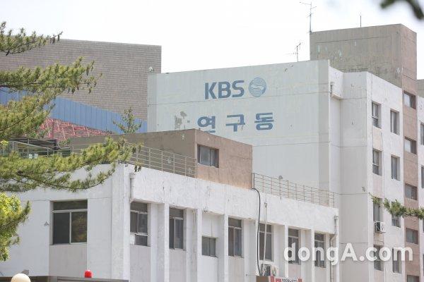 KBS研究棟の建物外観を撮影した写真。建物の壁に「研究棟」と書かれています。