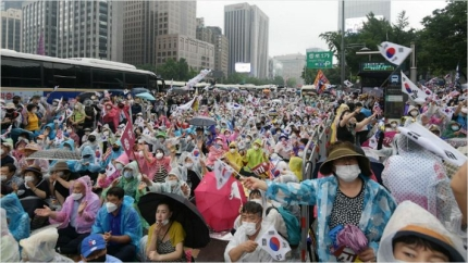 根據新聞的來源，被認為是一家富裕的宗教團體進行的抗議畫面