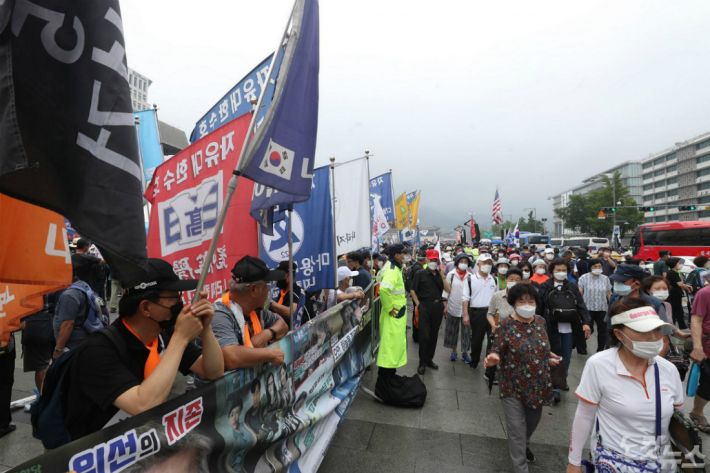 大批抗議者聚集在市中心，揮舞著韓國和美國國旗，參加反對政府的集會