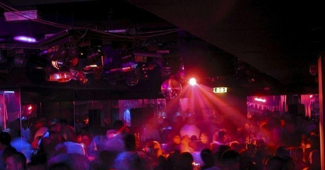 韓國梨泰院夜店內部影像，燈光昏暗，人羣聚集，疫情擴散風險高