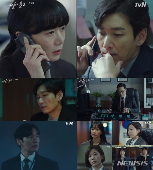 tvNドラマ『秘密の森2』第1話のシーン。複数の登場人物が電話を使用している。韓国の人気ドラマシリーズであり、視聴者から好評を得ている。