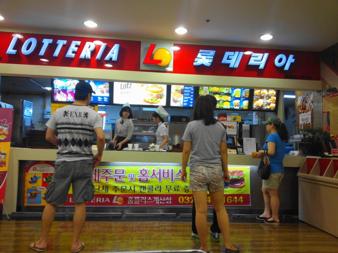 ลูกค้ารอรับอาหารที่ร้าน Lotteria ในเกาหลีใต้ ซึ่งอาจมีการแพร่ระบาดของไวรัสโควิด-19 ในพื้นที่ใกล้เคียง