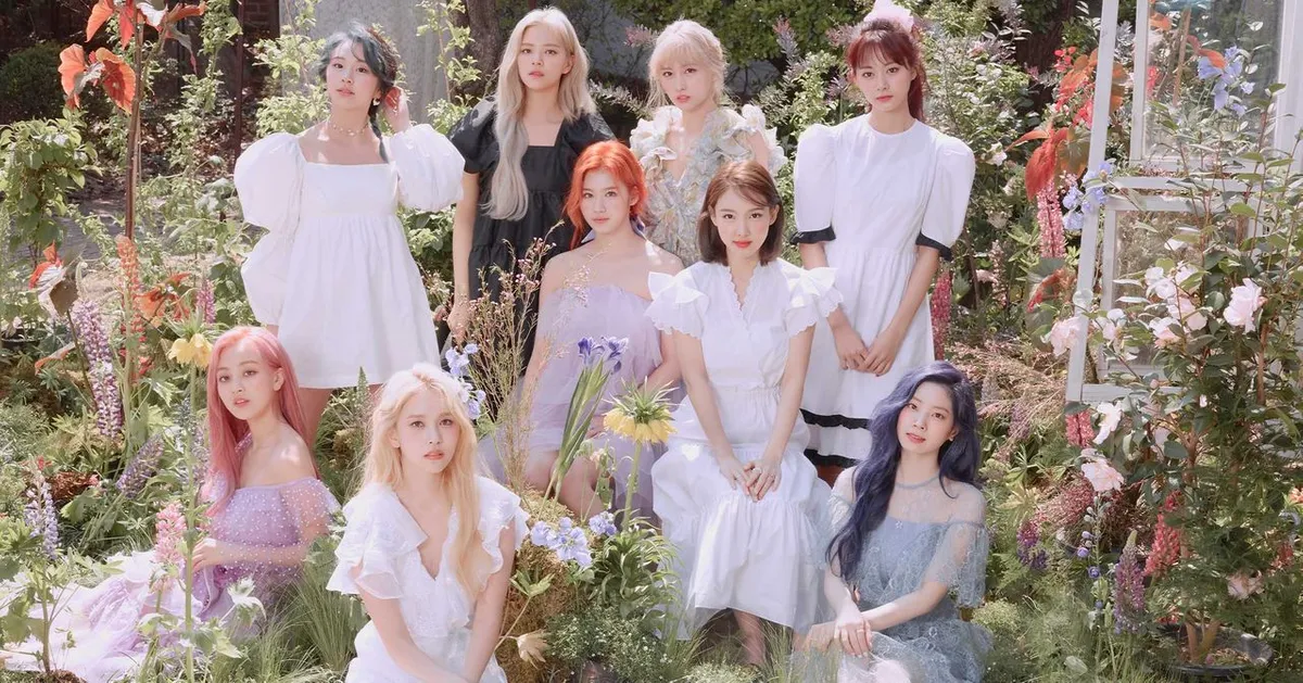 韓國女團TWICE為MV宣傳時的集體團體照