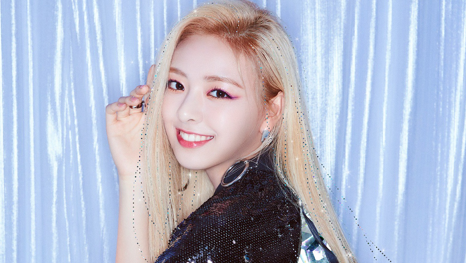 酥脆的烤面包切片，在吐司的一半涂有草莓果酱，另一半则涂上了花生酱，上面覆盖着金黄色的炒蛋，这道餐点的结合赋予了丰富的口感和香甜的味道。