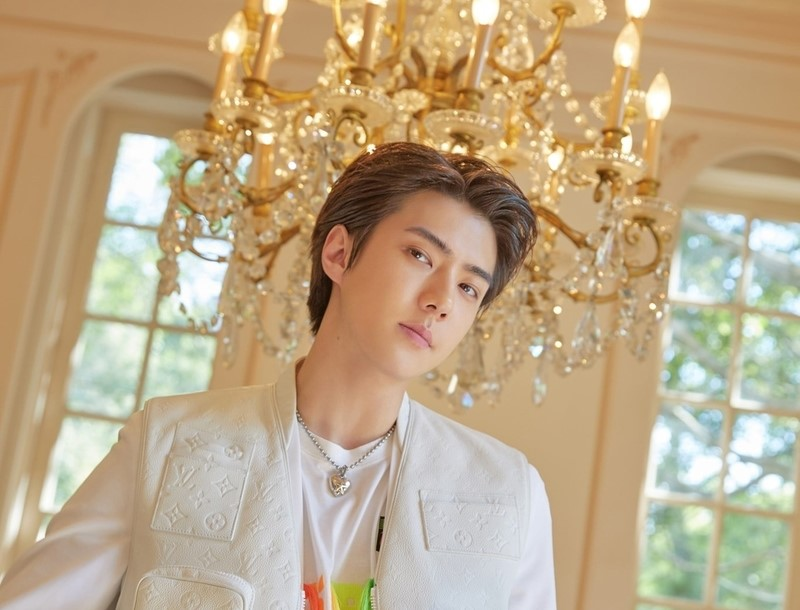 白玻璃杯中装满冰块和透明的烧酒，显露出清爽的酒体，中间挤满了新鲜的柠檬汁，给这款柠檬烧酒带来酸甜和冰凉的口感。