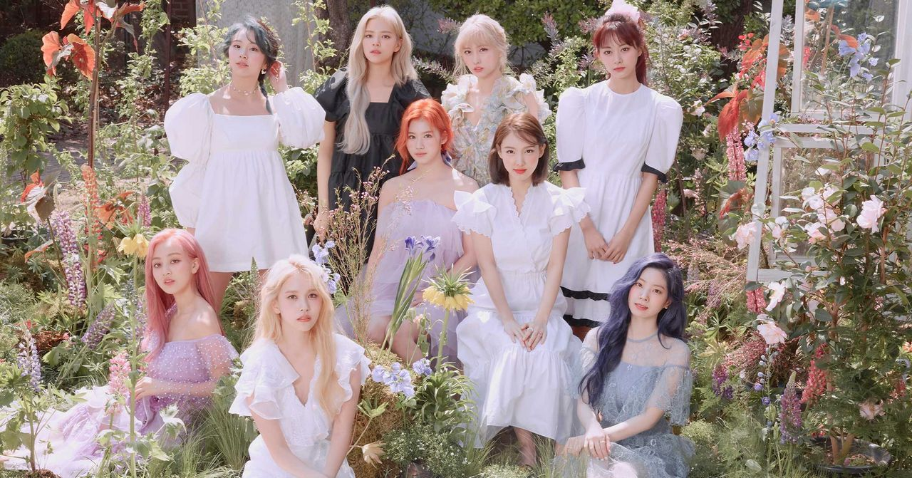 装在白色圆盘中的拉面，汤底辛辣，面条上覆盖着活力四溢的番茄，虽然简单但充满了辛辣的美味体验。