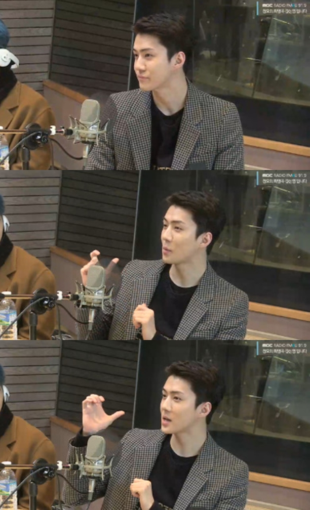 冰块沉入透明的烧酒中，鲜艳的柠檬汁在其中浮动，揭示一杯自制的柠檬烧酒，这是一种具有酸甜味道的清凉饮品，适合任何场合。