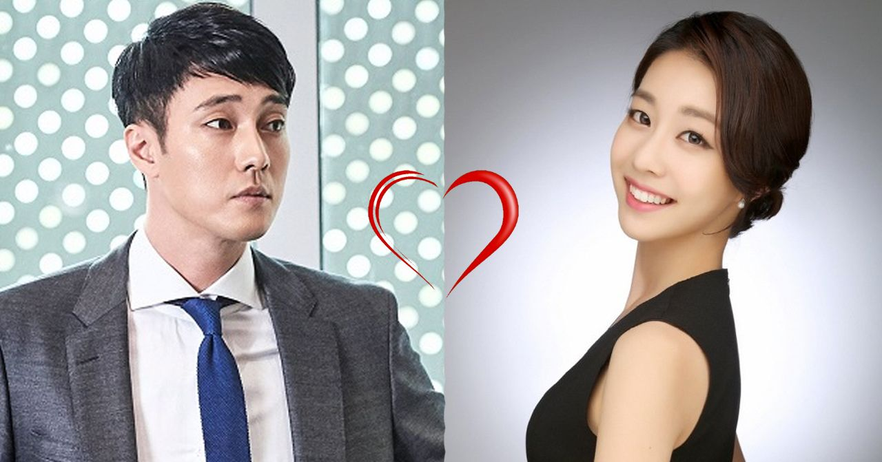 พิธีแต่งงานเกาหลีในบรรยากาศที่เป็นทางการ ผู้คนเข้าร่วมเป็นสักขีพยาน ถือช่อดอกไม้สีชมพูและสีขาวในมือเจ้าสาว