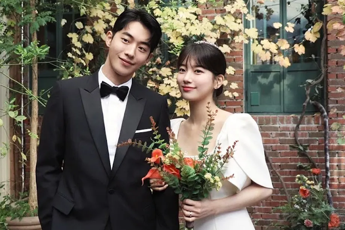 一对身穿西装和婚纱的新婚夫妇在花园中合影，象征着美好的婚姻生活。