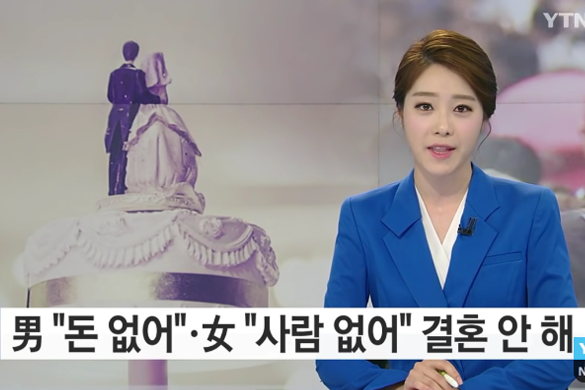 电视新闻画面：讨论关于婚姻决定的社会现象，字幕讨论男性因经济情况不结婚，女性因找不到合适对象不结婚的情况。