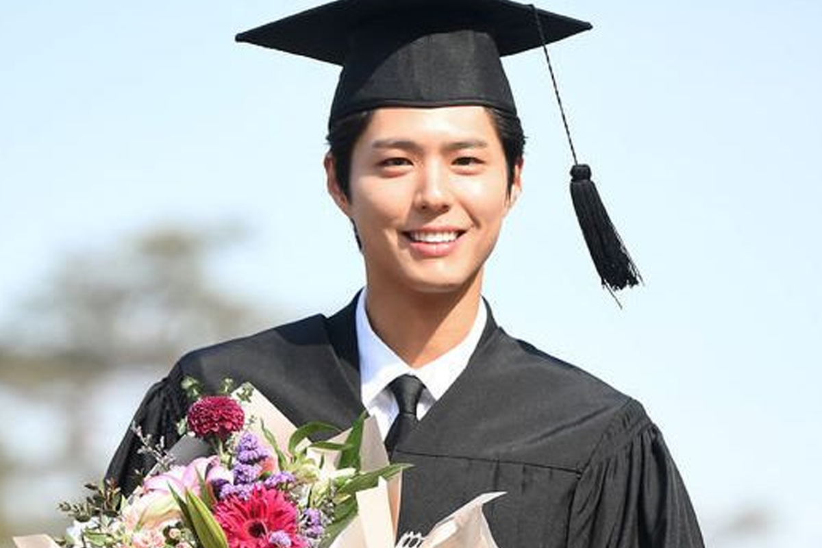 大学毕业典礼照片：身穿学位服的学生手捧花束，代表着人生新阶段的开始。