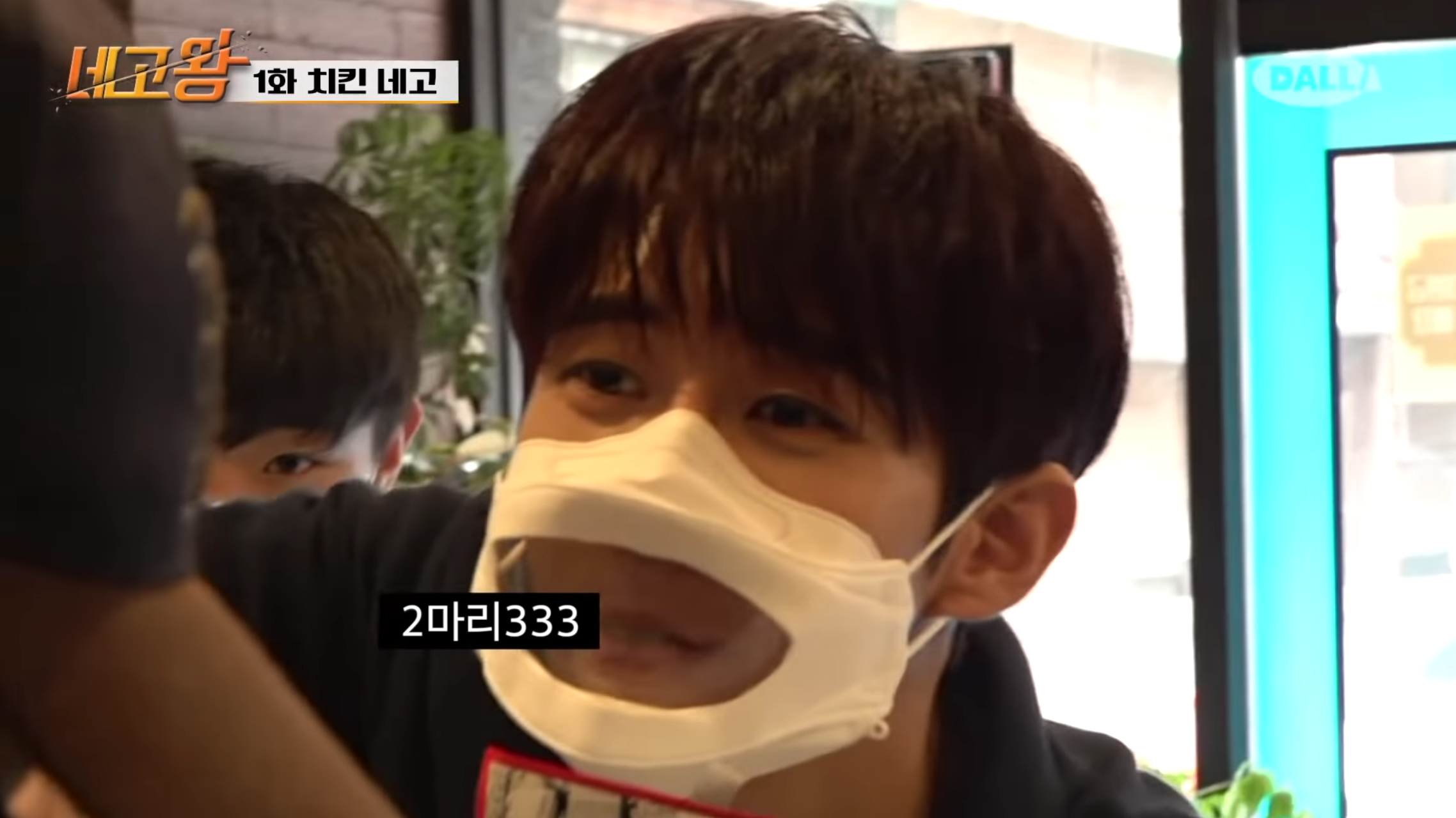 BBQ炸鸡店内的场景，顾客正在购买餐点，显示热闹氛围。