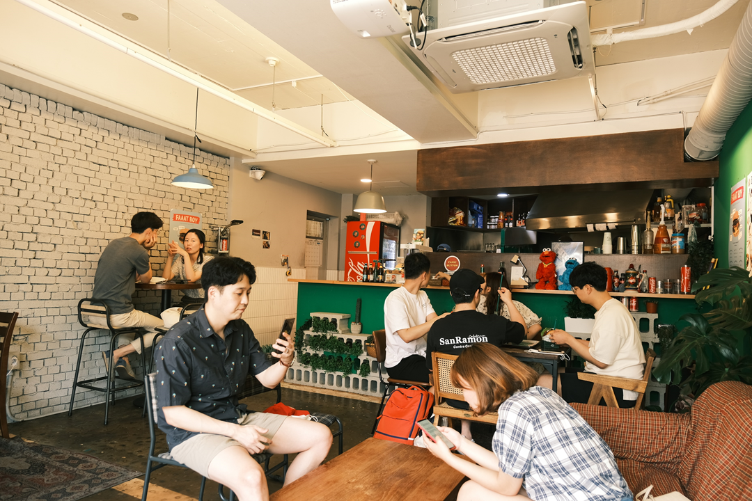 Perfect Place To Enjoy A Good Handmade Burger And The Seoul Vibe!