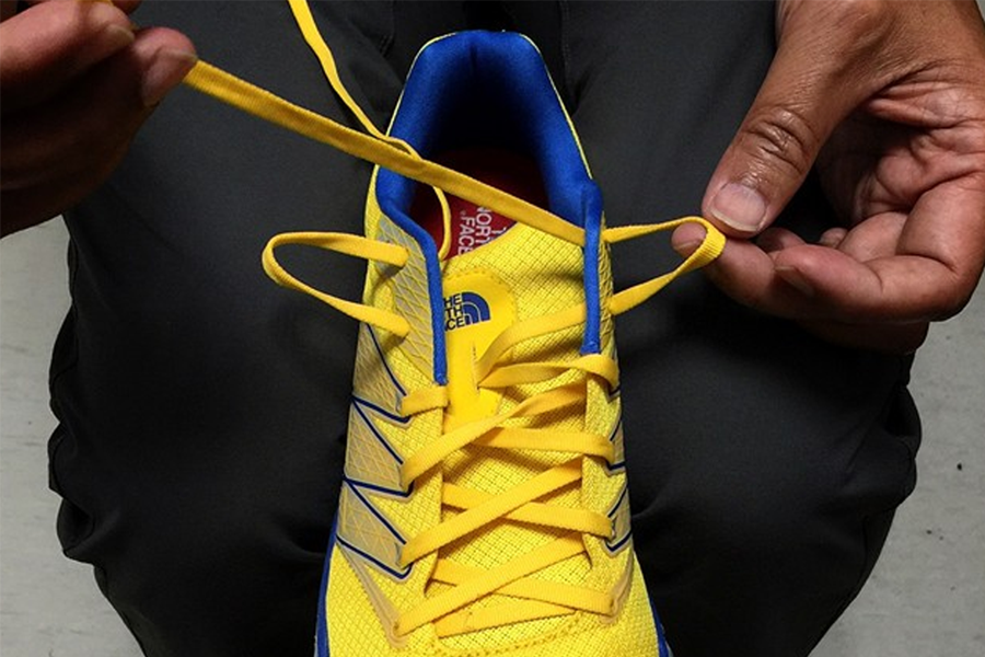 雙手綁鞋帶，說明韓文『매다』與『메다』的用法與正確寫法。