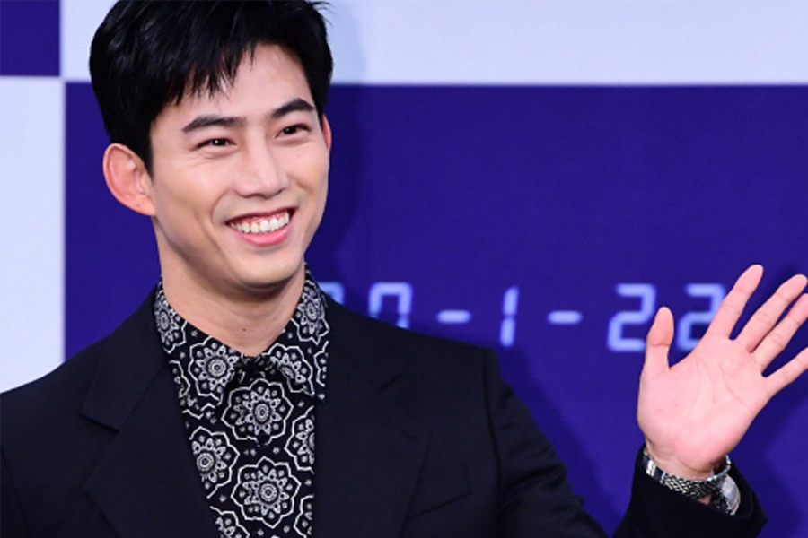 對著人群揮手致意，說明『보다』的正確用法『봐요』與錯誤用法『뵈요』。