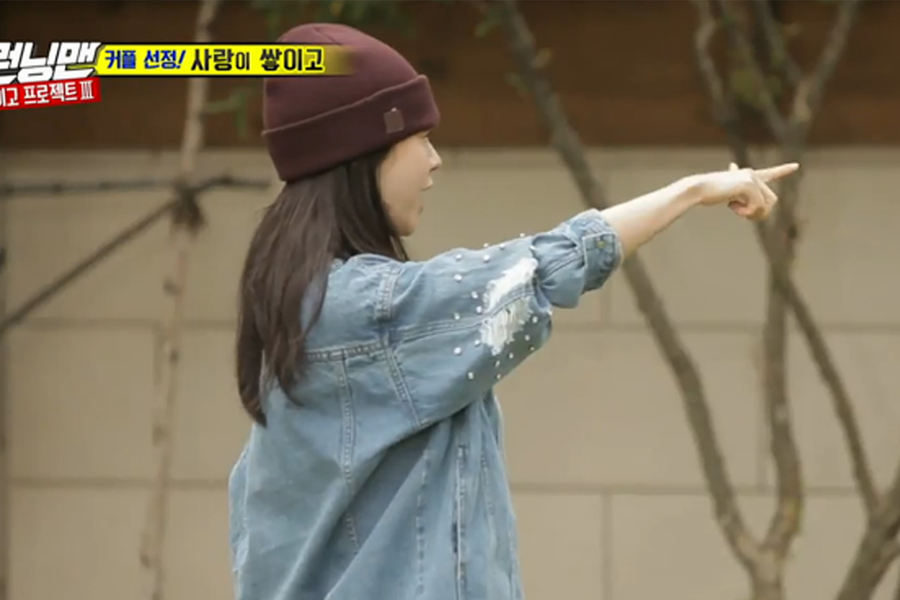 一位女性指著前方的方向，輕鬆說明韓文『인마』的正確用法。