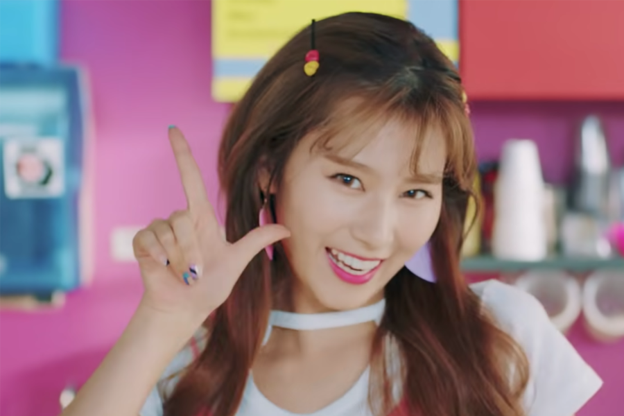 一位女性穿著色彩鮮艷的衣服並比出手勢，解釋韓文『설렘』與其錯誤用法『설레임』。