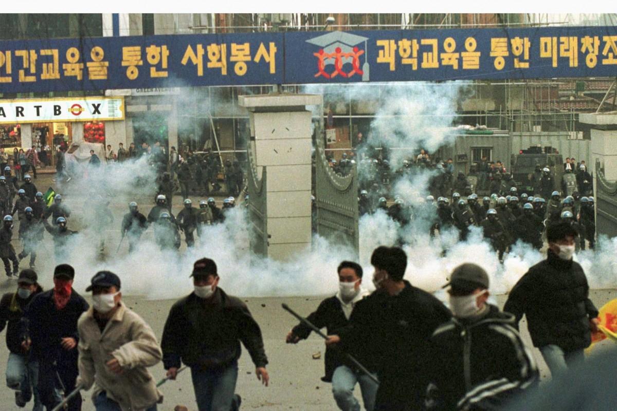 พบกับเหตุการณ์การประท้วงที่นำโดยเหล่านักศึกษา เพื่อเรียกร้องประชาธิปไตยให้แก่ประเทศจนมีการเสียเลือดเนื้อจากเกาหลีใต้สู่ฮ่องกงและล่าสุดที่ประเทศไทย