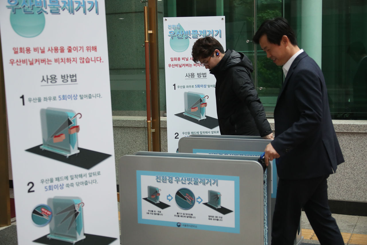 Von Regeneimern bis zu Sitzen für Ältere, kleine, aber kreative Gegenstände in Korea.