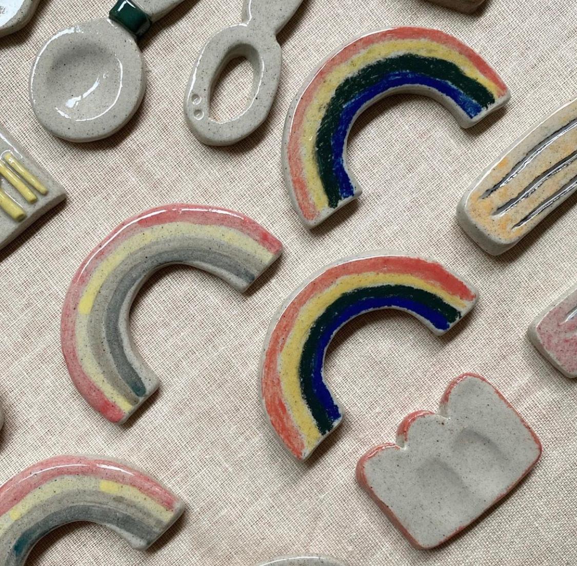 虹色デザインの韓国製陶芸品の小物