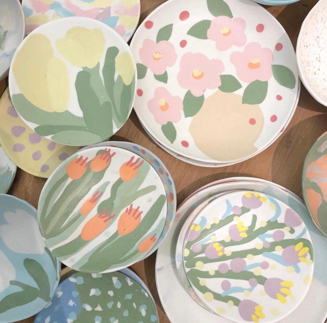 パステルカラーの花柄を描いた韓国製陶芸品のお皿