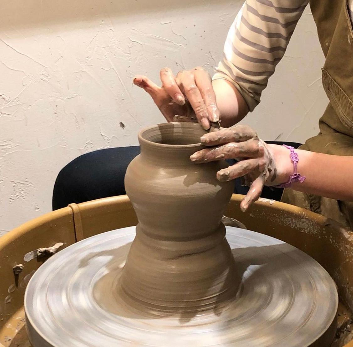 韓国製陶芸品のろくろで作られた花瓶