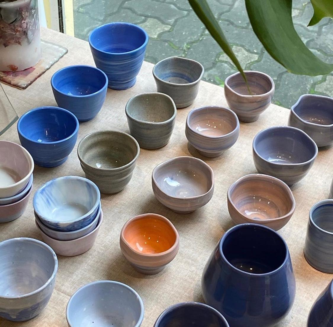 ブルーやグレーのシンプルなデザインの韓国製陶芸品のカップ