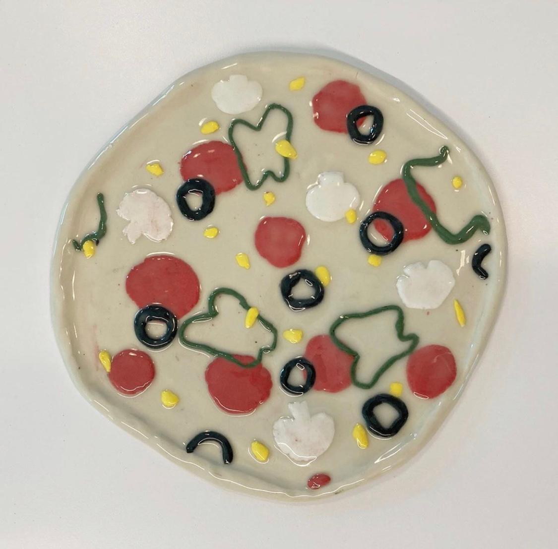 ピザ柄デザインのユニークな韓国製陶芸品のプレート