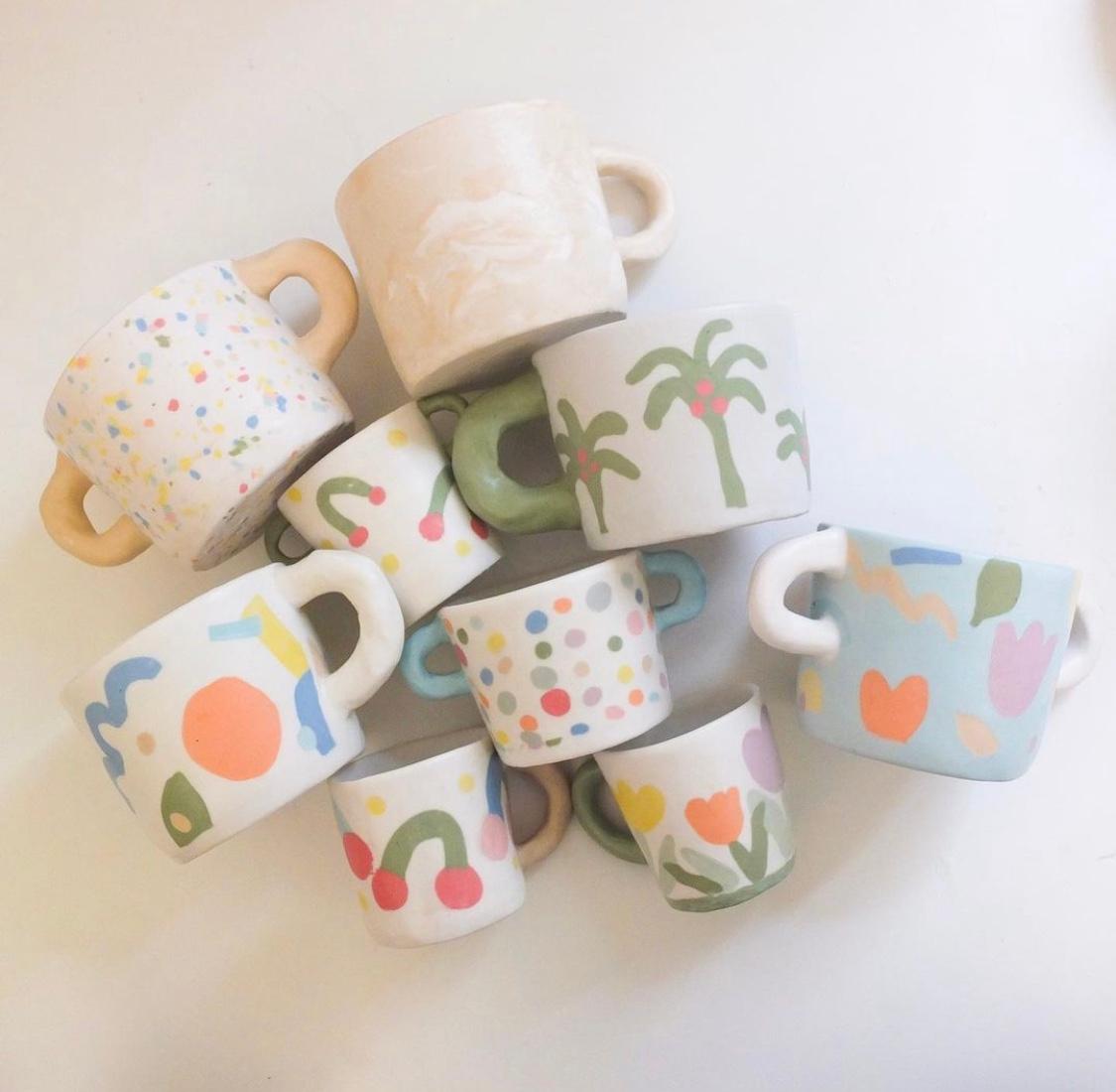 ポップなデザインの韓国製陶芸品のマグカップ