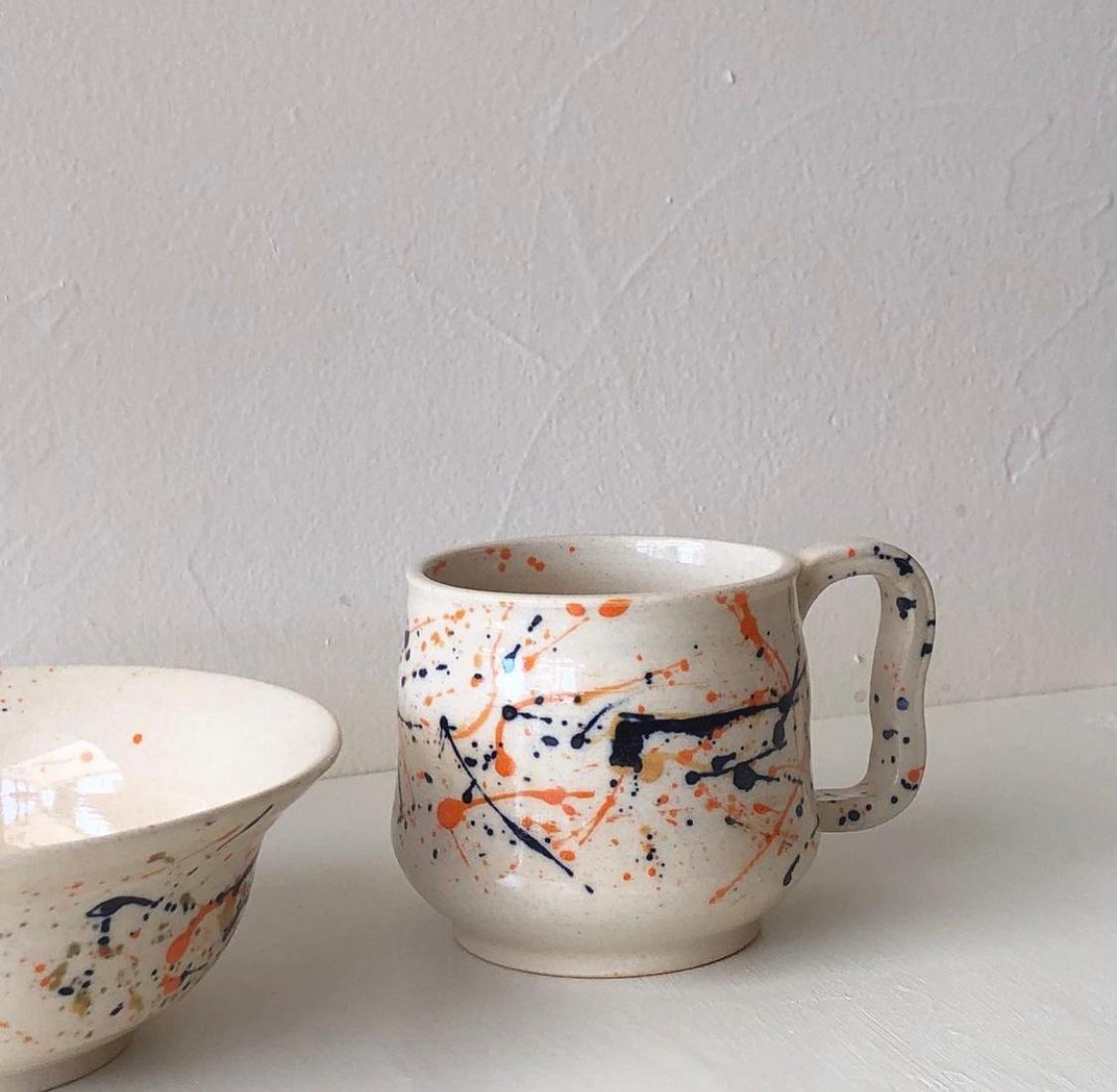 スプラッシュペイントが施された韓国製陶芸品のカップとボウル