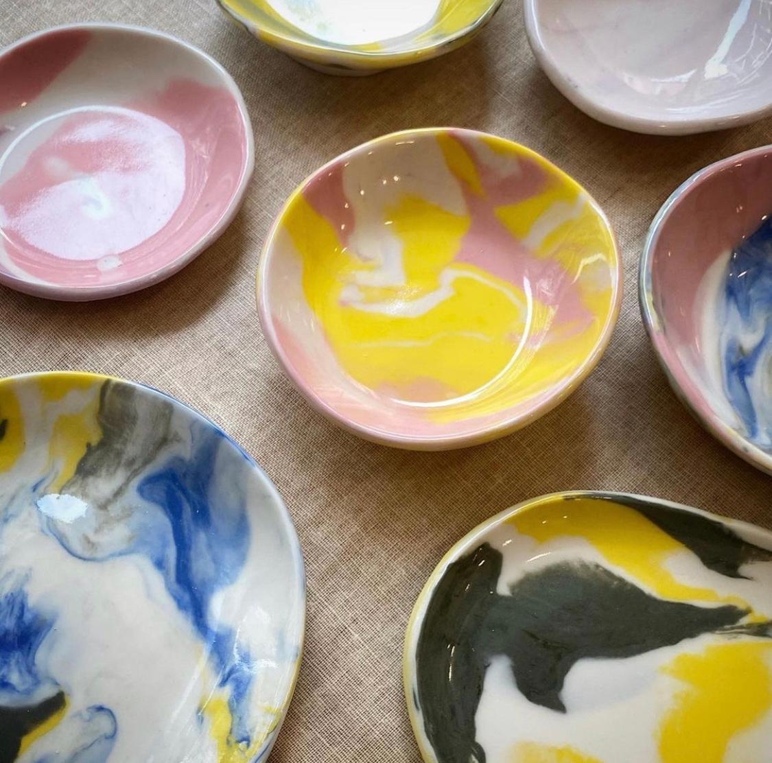 マーブル模様の韓国製陶芸品のお皿