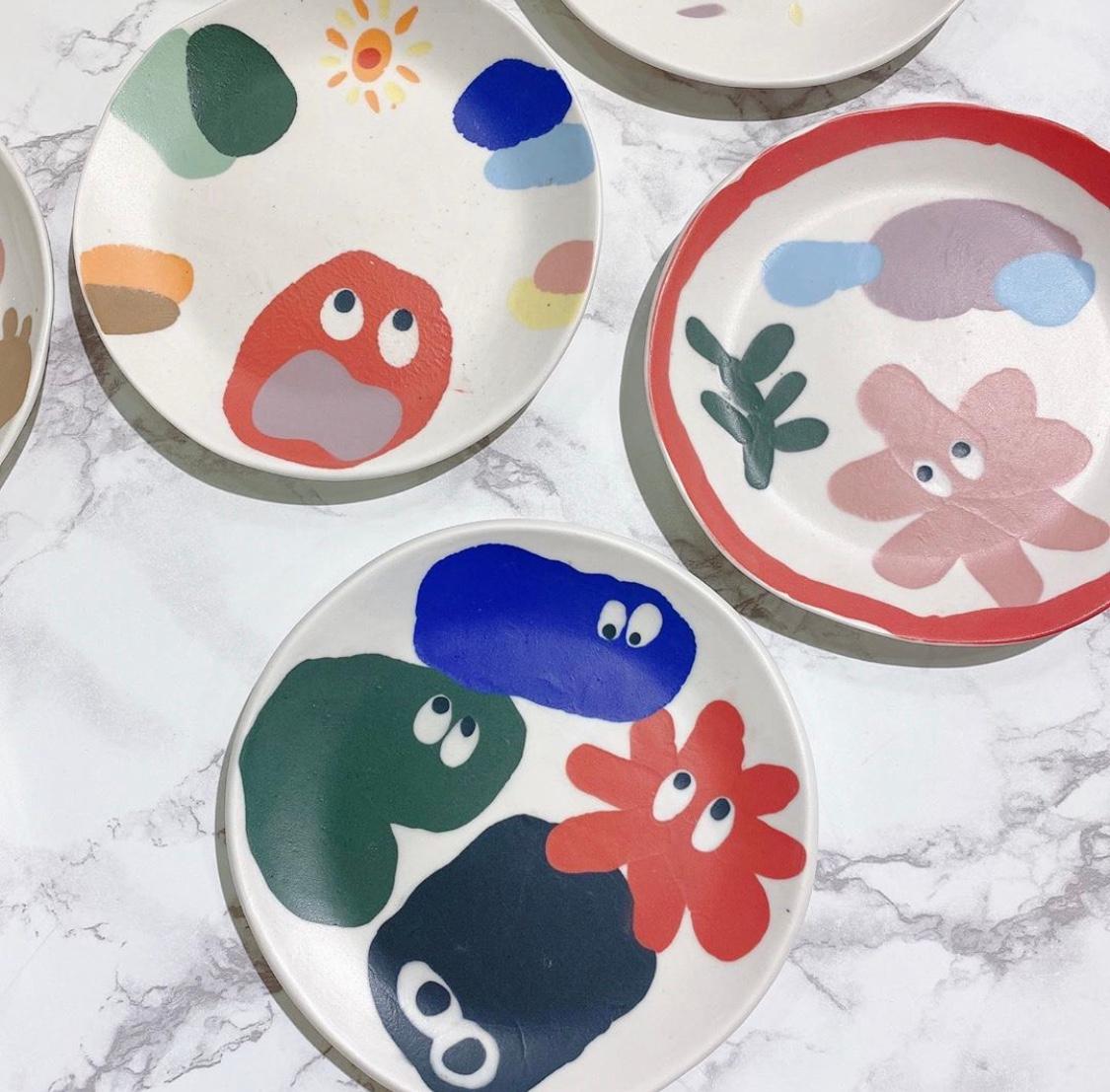 ユニークなキャラクターデザインの韓国製陶芸品のプレート