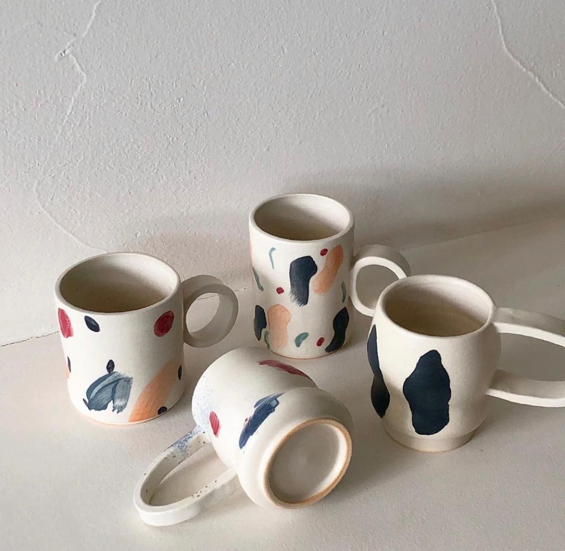 抽象的なアートデザインの韓国製陶芸品のマグカップ