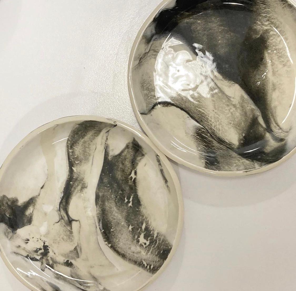 ブラック＆ホワイトのマーブル模様の韓国製陶芸品のプレート