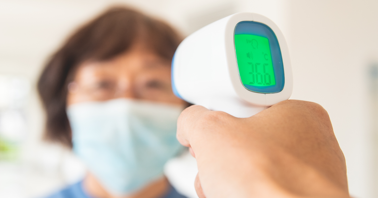 探熱儀顯示36.6°C，反映健康檢查程序的細節