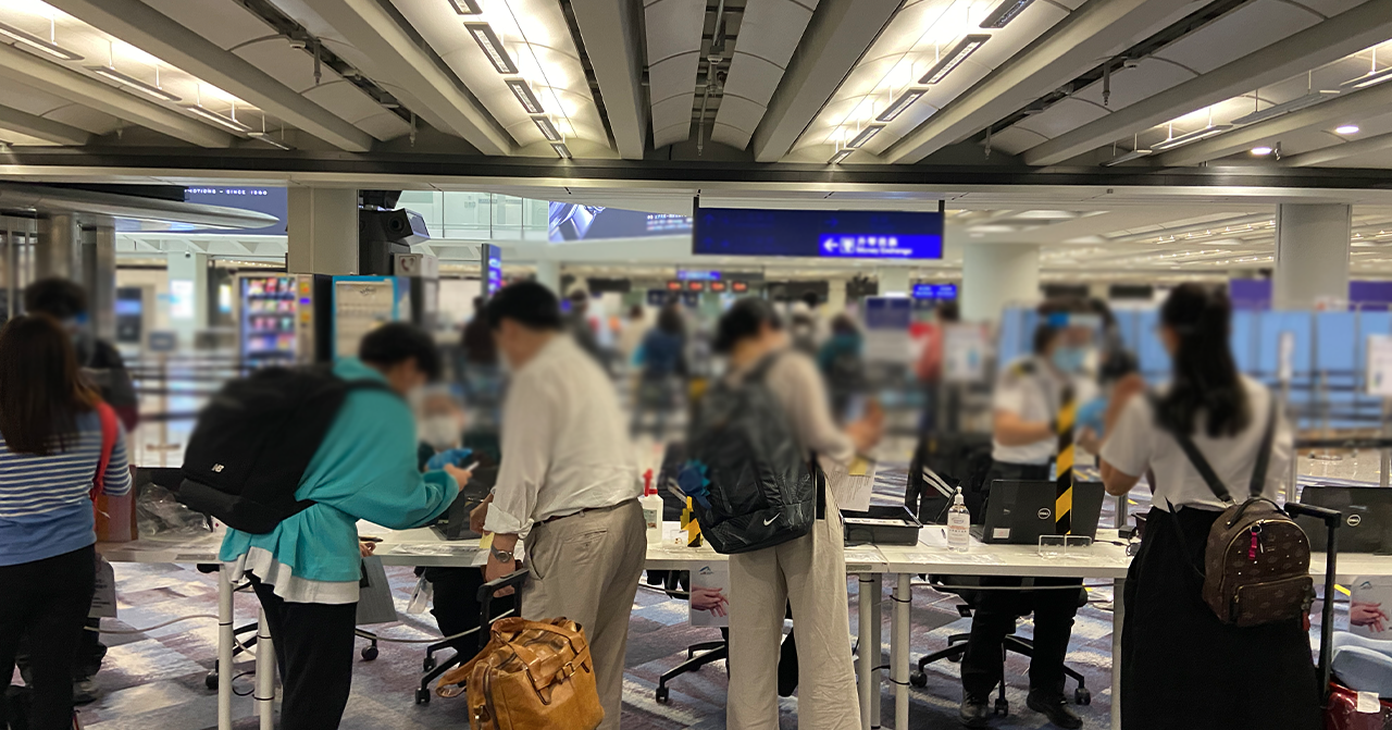 機場櫃枱，工作人員與旅客互動辦理入境手續