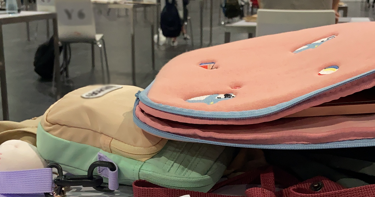 等待區的書包和個人物品，表示乘客長時間等待檢疫結果