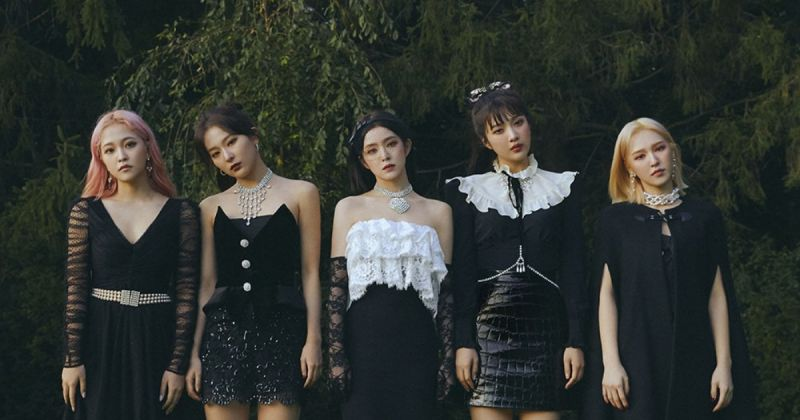 五位穿著典雅黑色禮服的女性在戶外拍攝。