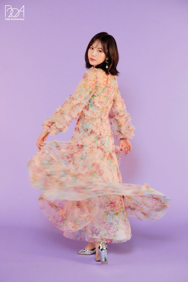 以紫色背景舞動著優雅碎花長洋裝的女子，為BoA 20週年紀念拍攝。